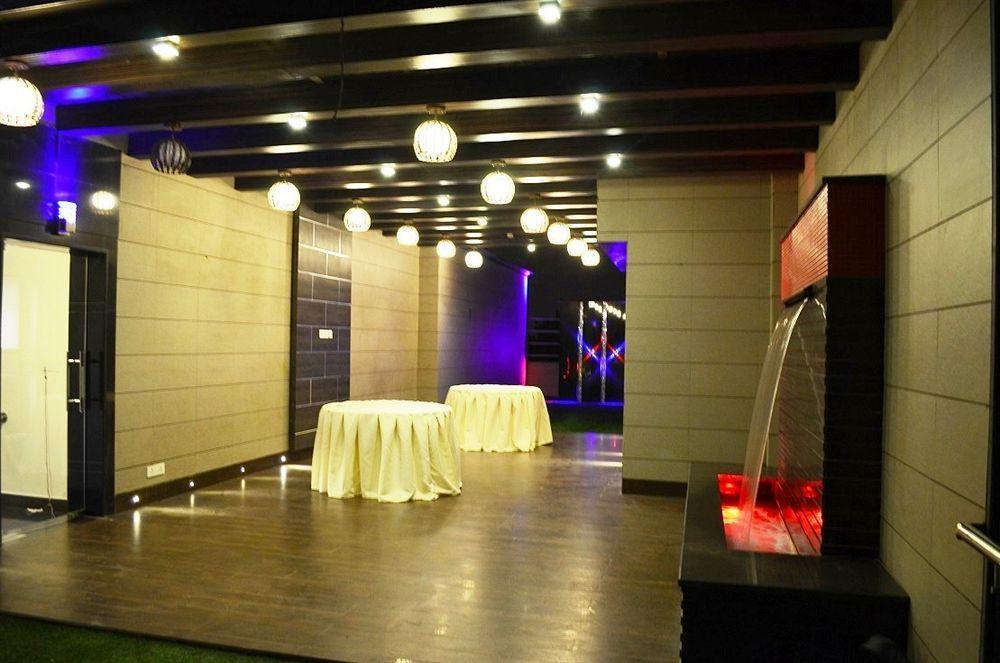 Hotel Metro View Делхи Екстериор снимка