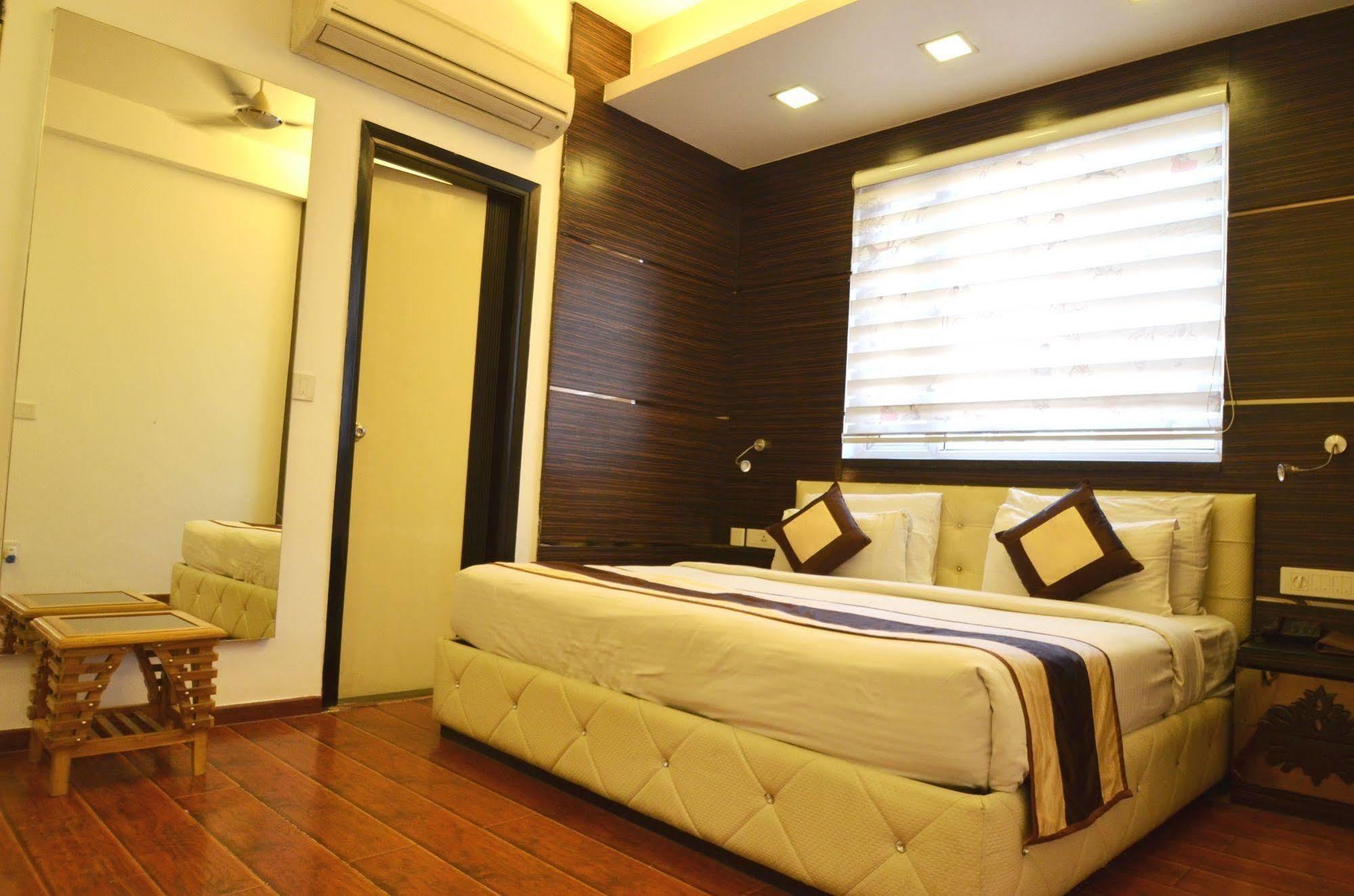 Hotel Metro View Делхи Екстериор снимка